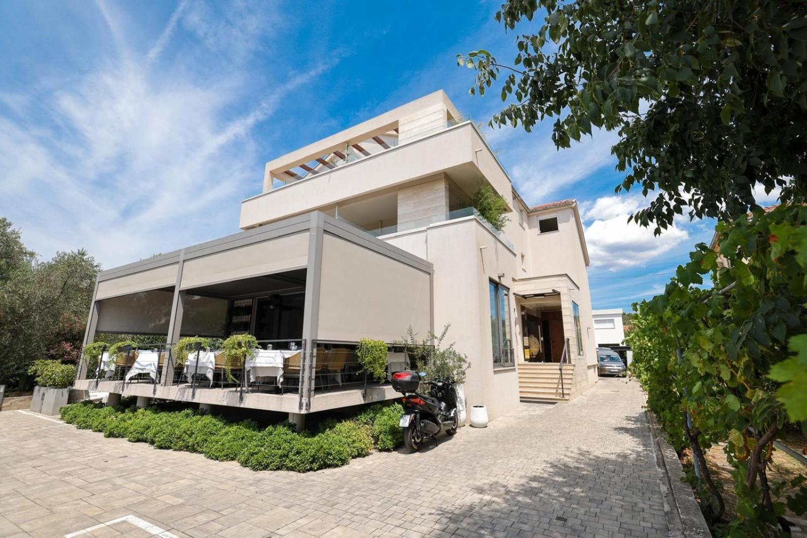 Rooms & Restaurant Matanovi Dvori Sukošan Buitenkant foto