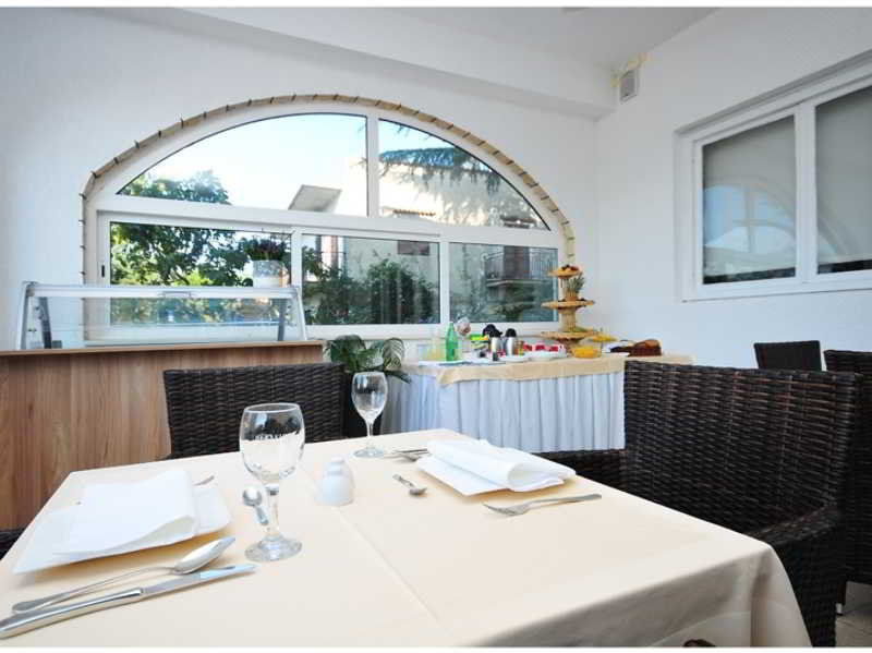 Rooms & Restaurant Matanovi Dvori Sukošan Buitenkant foto