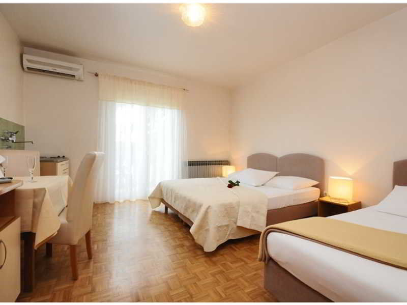 Rooms & Restaurant Matanovi Dvori Sukošan Buitenkant foto