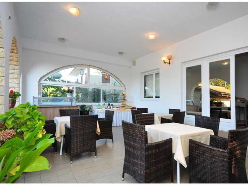 Rooms & Restaurant Matanovi Dvori Sukošan Buitenkant foto