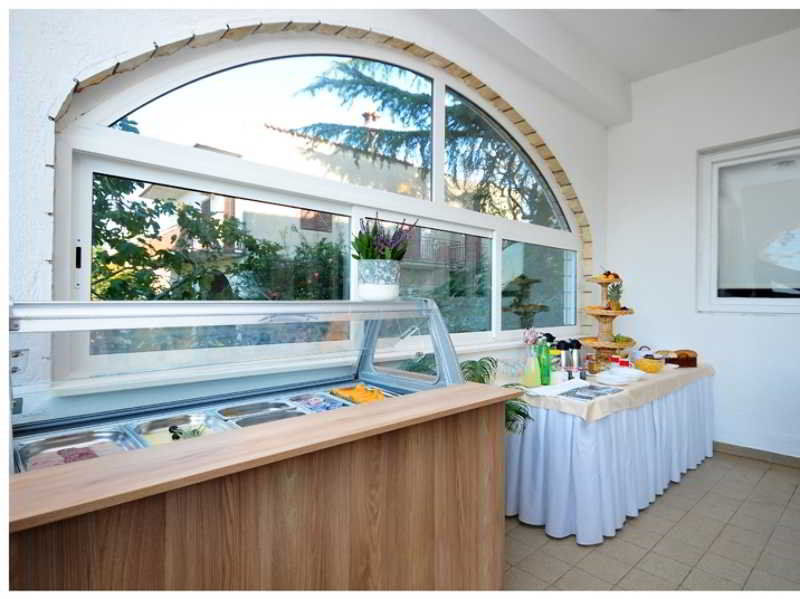 Rooms & Restaurant Matanovi Dvori Sukošan Buitenkant foto