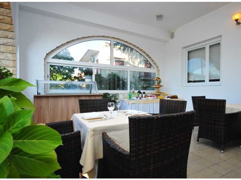 Rooms & Restaurant Matanovi Dvori Sukošan Buitenkant foto