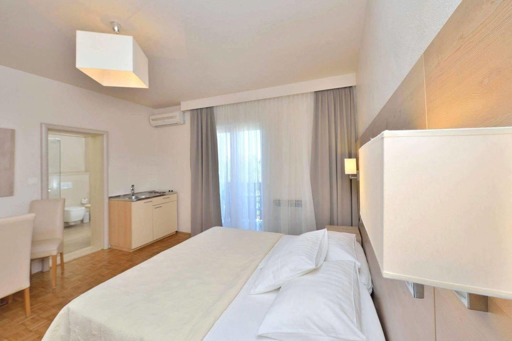 Rooms & Restaurant Matanovi Dvori Sukošan Buitenkant foto